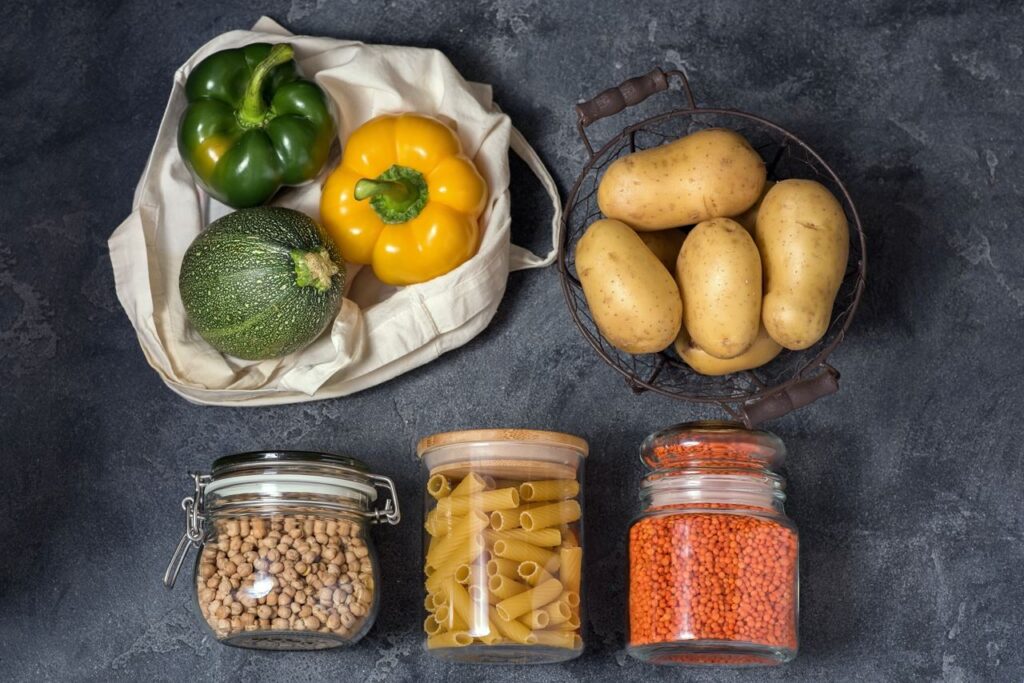 Présentation de différents produits, des légumes aux bocaux réutilisables contenant des produits secs, selon les principes de la vie sans déchets.