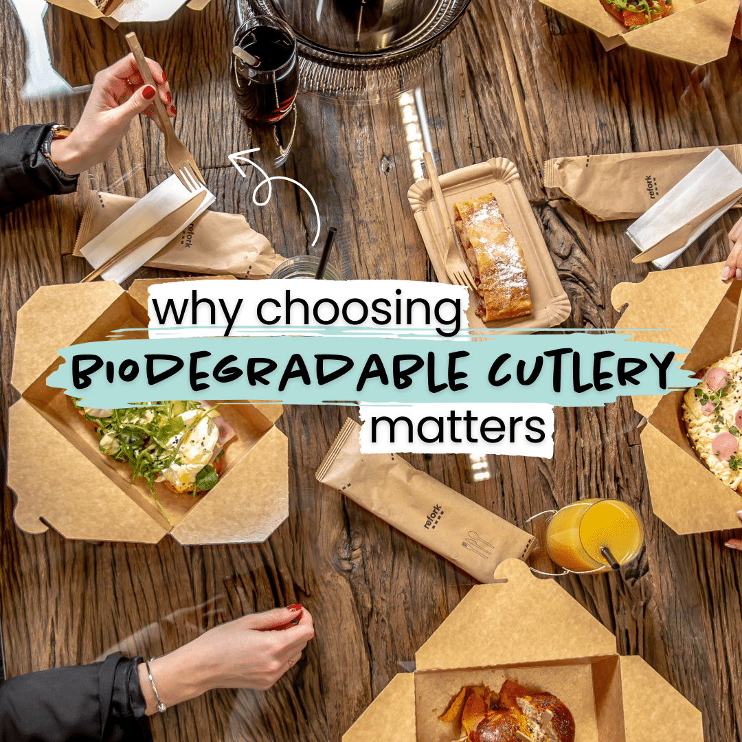 Una mesa de comida en envases de papel y cubiertos biodegradables. Titular diciendo: Por qué es importante elegir cubiertos biodegradables.