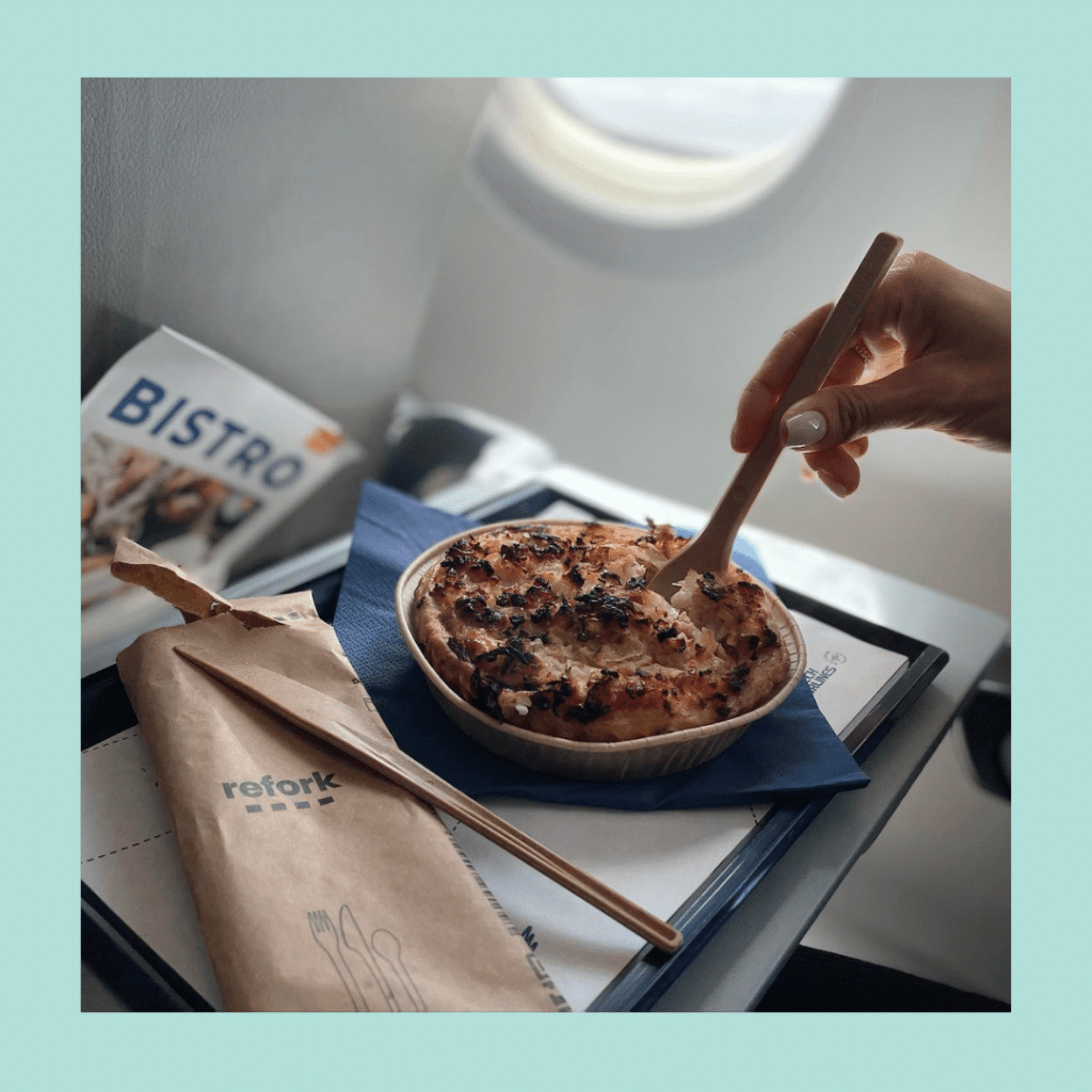 Refork příbory na tácu s jídlem, pohled z letadla